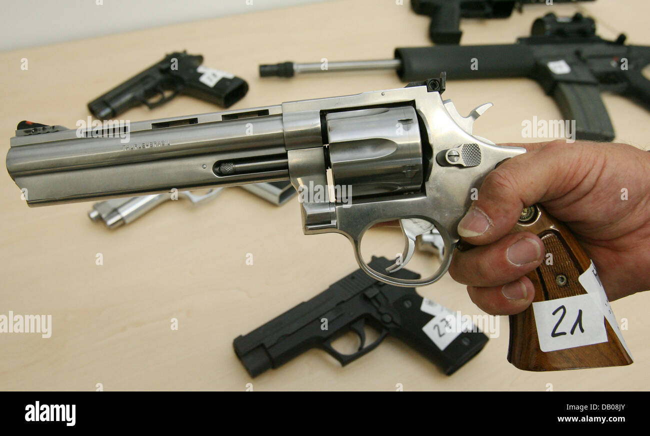 Un revolver confisqué est présenté au bureau de douane à  Francfort-sur-Main, Allemagne, 19 juillet 2007. L'arme a été confisqué dans  le cadre d'un arsenal illégal dans l'appartement d'un 42 ans français à