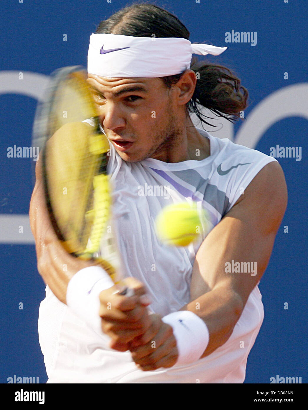 Pro tennis espagnol Rafael Nadal frappe la balle dans sa série de seize match contre l'Allemand de commentaires à la Mercedes Cup à Stuttgart, Allemagne, 19 juillet 2007. Photo : Bernd Weissbrod Banque D'Images