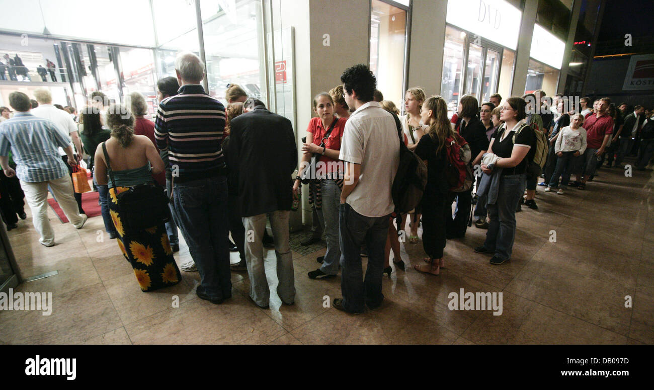 Harry-Potter fans se tenir dans une longue file d'une librairie à l'extérieur nuit à Berlin, le 21 juillet 2007. La septième et dernière partie de la série Harry Potter a été lancé dans le monde entier la nuit dernière (20/21 juillet 2007). Photo : Johannes Eisele Banque D'Images