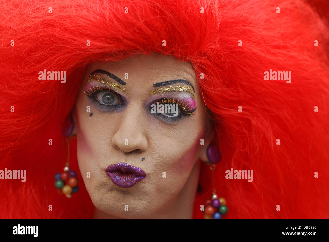 Homme habillé en femme Banque de photographies et d’images à haute résolution Alamy