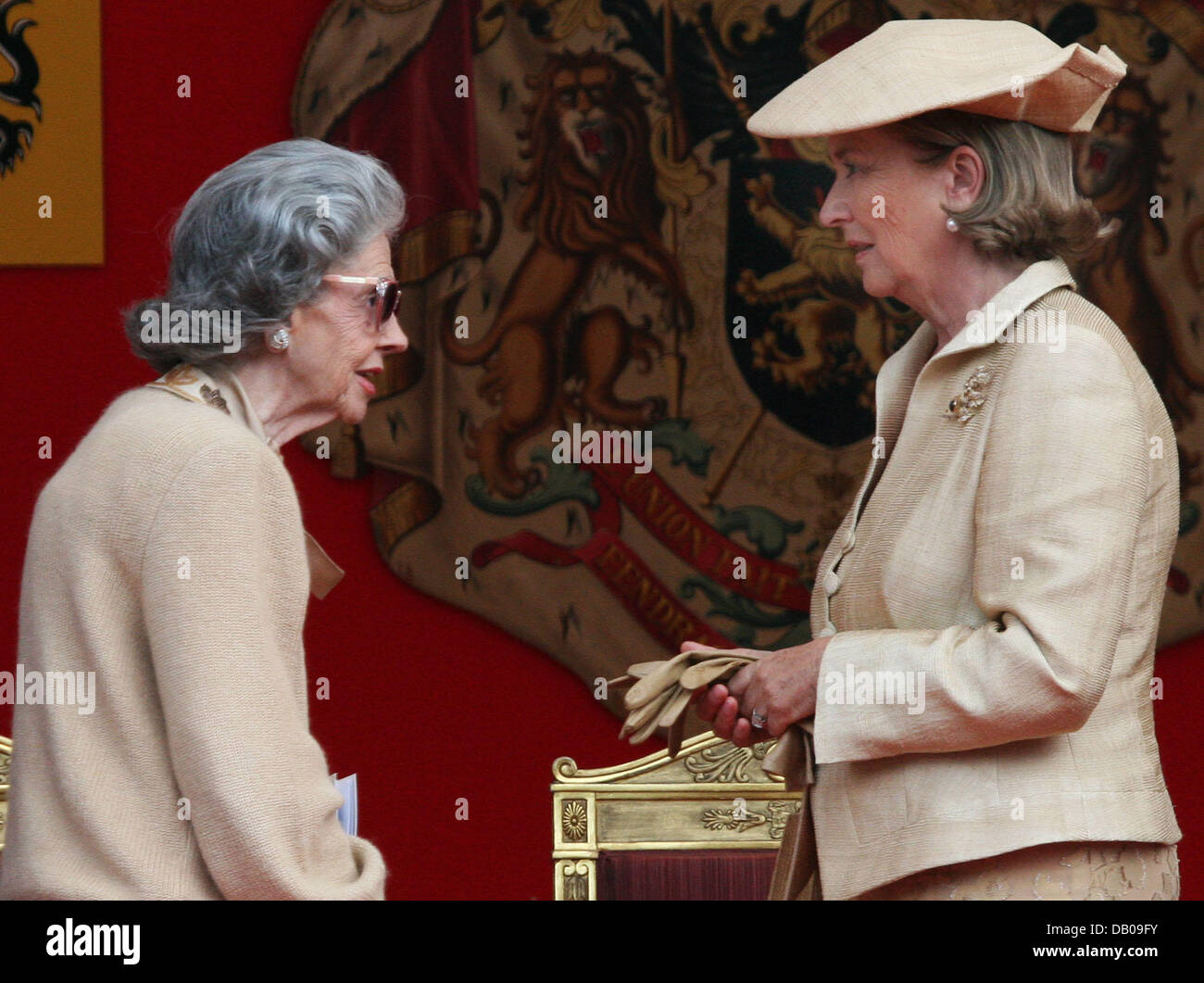 La Reine Paola de Belgique (R) parle de la Reine Fabiola de Belgique en ...
