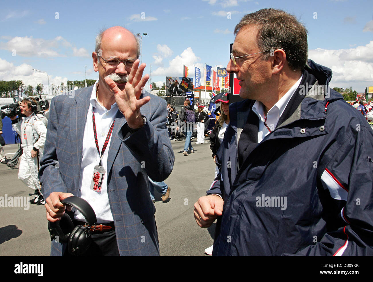 L'allemand Dieter Zetsche (L), PDG de DaimlerChrysler et l'allemand Norbert Reithofer, le président du conseil d'administration de BMW avant le Grand Prix de Formule 1 de l'Europe à l'Nuerburgring dans Nuerburg, Allemagne, 22 juillet 2007. Photo : GERO BRELOER Banque D'Images