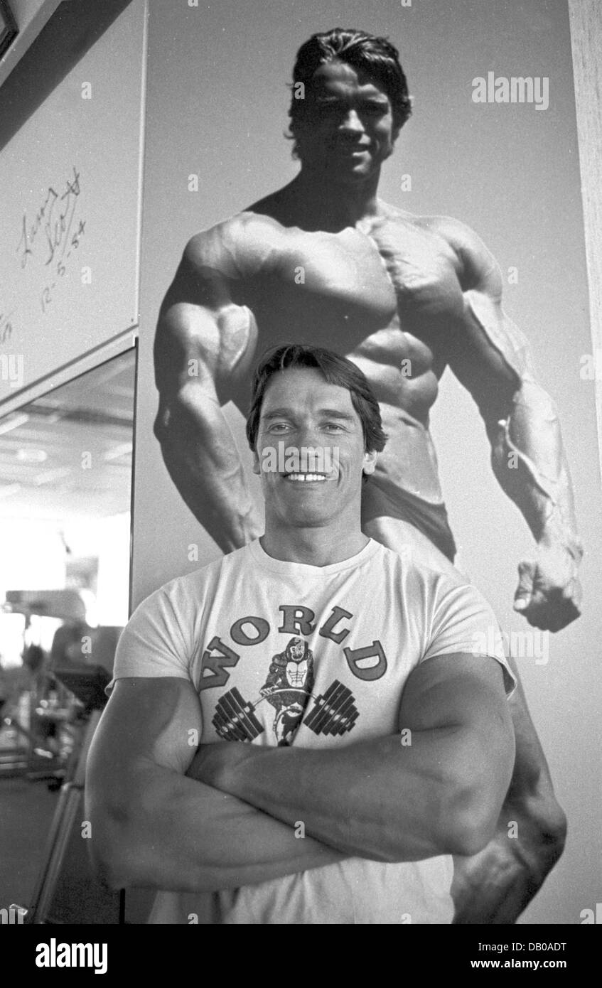 (Dpa) acteur autrichien Arnold Schwarzenegger, célèbre pour avec des films comme 'Conan le barbare' ou 'Terminator' Trilogy, pose avec une affiche de lui comme un bodybuilder à Munich, Allemagne, 10 mars 1985. Schwarzenegger a visité son ancien entraîneur Albert Busek dans son centre de formation. Ensemble, ils ont écrit l'histoire de culturisme de 1966 sur "l'entraîneur lorsque Busek Arnie' pour devenir le yo Banque D'Images
