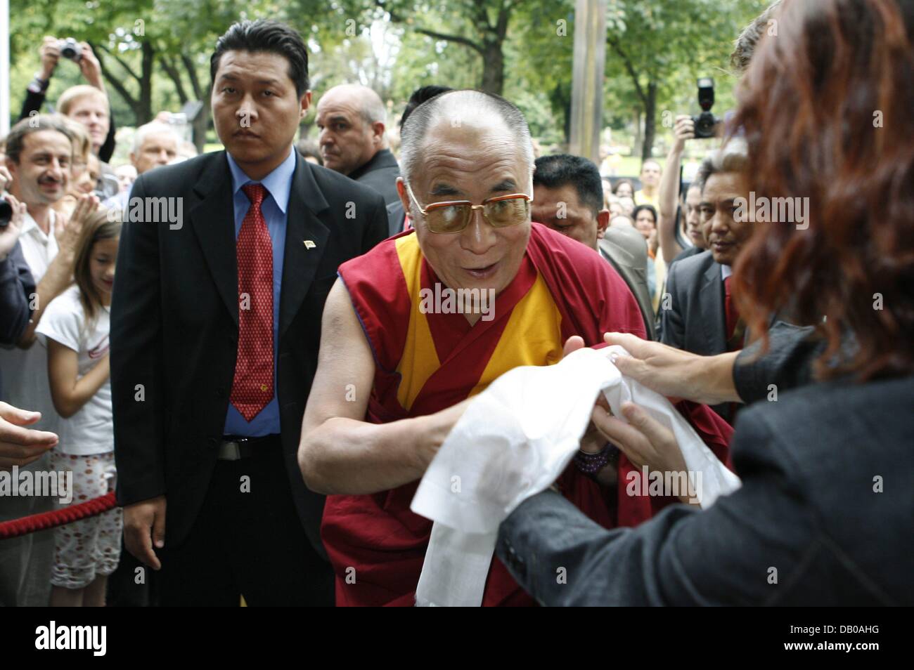 Un bouddhiste (R) le dalaï-Lama donne une écharpe blanche, Freiburg,  Allemagne, 28 juillet 2007. Il a signé le livre d'or de la ville et va  passer le samedi et le dimanche. Photo :