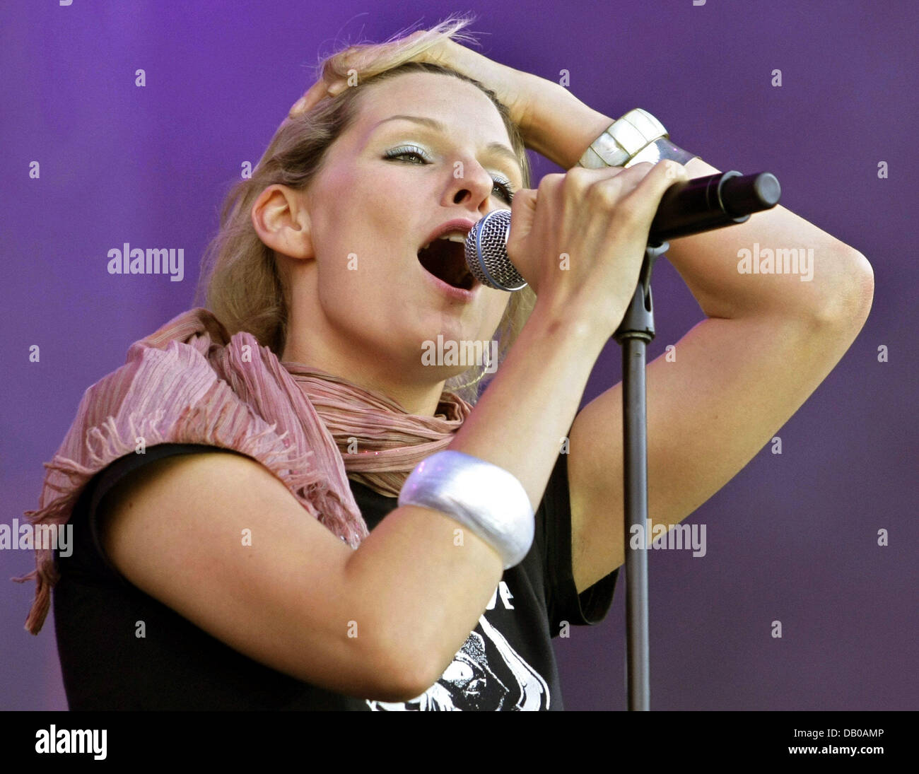 Chanteuse de pop allemande Juli, Eva Briegel, exécute pendant la plus grande Baden-Wuerttemberg free music festival 'Arena de Pop' à Mannheim Palace Square à Mannheim, Allemagne, 28 juillet 2007. Le concert est assuré par la station de radio commerciale 'Regenbogen' (Rainbow) et l'État fédéral du Bade-Wurtemberg. "Espace de Pop' est la suite de 'Arena de Sound', menée par le gouvernement fédéral Banque D'Images