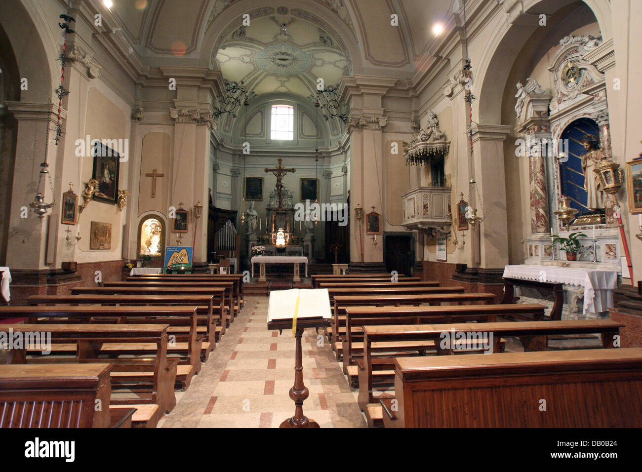 La photo montre l'intérieur de l'église Santi Ermagora et Fortunato à Lorenzago di Cadore, Italie, 03 juillet 2007. Comme le Vatican telled le 10 mars 2007, le Pape Benoît XVI consacre ses vacances d'été à Lorenzago di Cadore de 09 au 27 juillet où il vit dans une maison du diocèse de Trévise à l'image de son prédécesseur Jean-Paul II n'a six fois. Photo : Lars Halbauer Banque D'Images