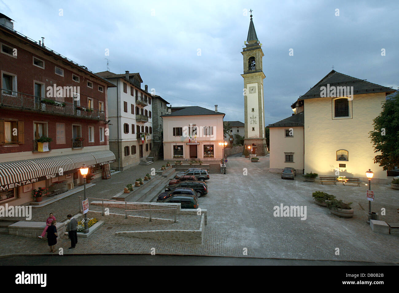 La photo montre le centre de Lorenzago di Cadore, Italie, 03 juillet 2007. Comme le Vatican telled le 10 mars 2007, le Pape Benoît XVI consacre ses vacances d'été à Lorenzago di Cadore de 09 au 27 juillet où il vit dans une maison du diocèse de Trévise à l'image de son prédécesseur Jean-Paul II n'a six fois. Photo : Lars Halbauer Banque D'Images