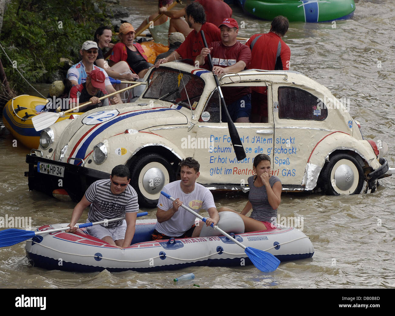 Les participants passent en aval dans un bateau avec VW Coccinelle, pièces  détachées et autres navires pendant le festival Nabadda sur le Danube à  Ulm, Allemagne, le 23 juillet 2007. Plusieurs milliers