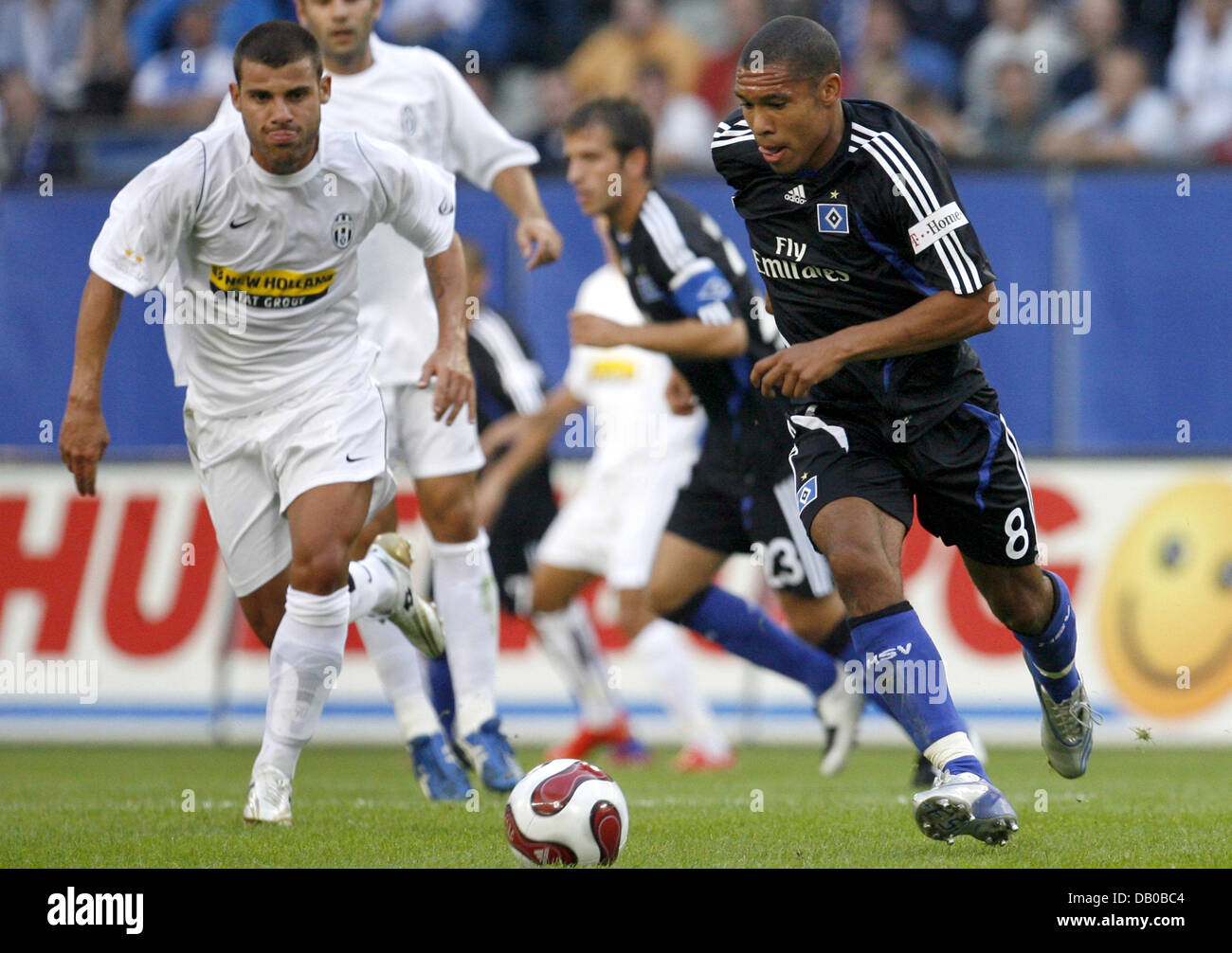 Nigel de Jong (R) de Hambourg SV eddv pour le bal avec Antonio Nocerino à partir de la Juventus Turin à HSH Nordbank-Arena à Hambourg, Allemagne, 01 août 2007. Photo : Maurizio Gambarini Banque D'Images