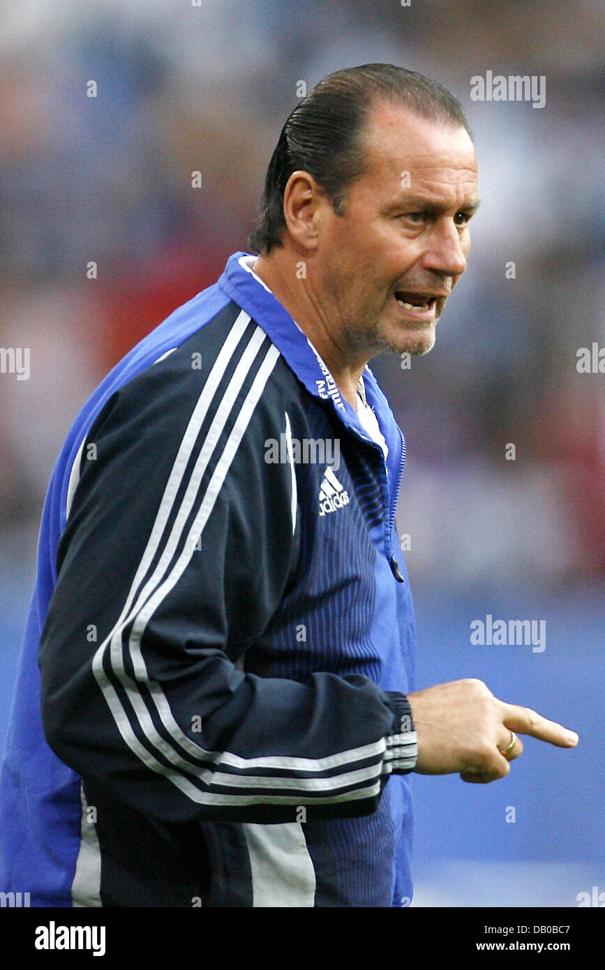 Huub Stevens, l'entraîneur du Hambourg SV, gestes durign le match contre la Juventus de Turin à HSH Nordbank-Arena à Hambourg, Allemagne, 01 août 2007. Photo : Maurizio Gambarini Banque D'Images