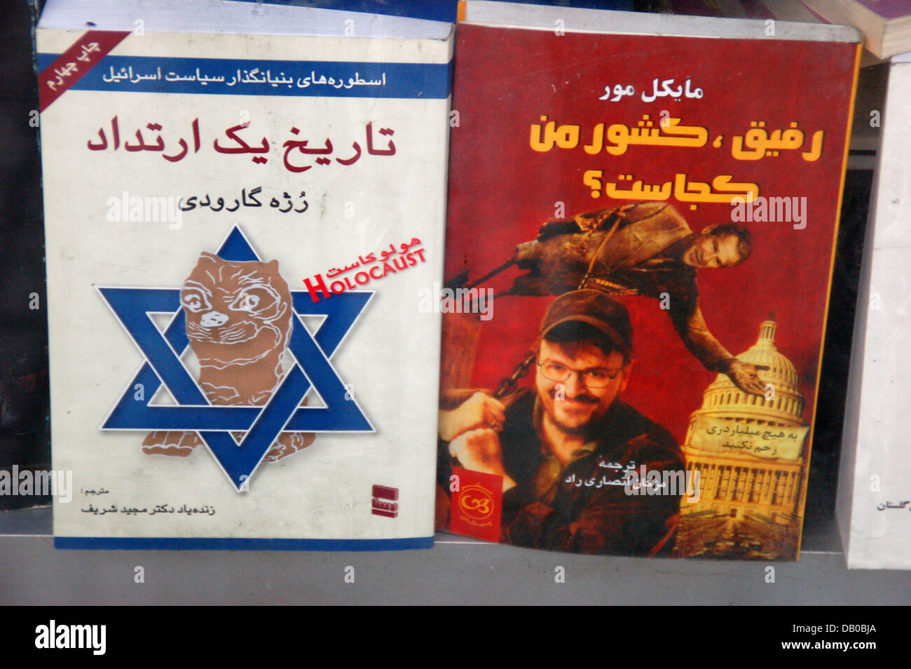 La photo montre un livre sur l'Holocauste (L) et une avec Michael Moore et George W. Bush sur la couverture à une librairie à Shiraz, Iran, 30 avril 2007. Photo : facturation Tilman Banque D'Images