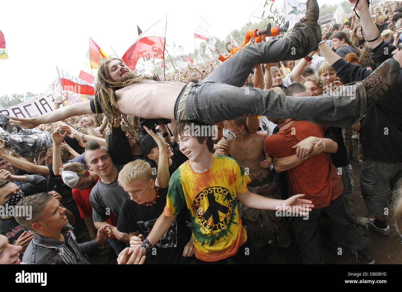 La foule a un bal à Woodstock Festival à Nowy, Pologne, 03 août 2007. Les organisateurs attendent plus de 300 000 visiteurs pour les deux jours de festival gratuit. Photo : Bernd Settnik Banque D'Images