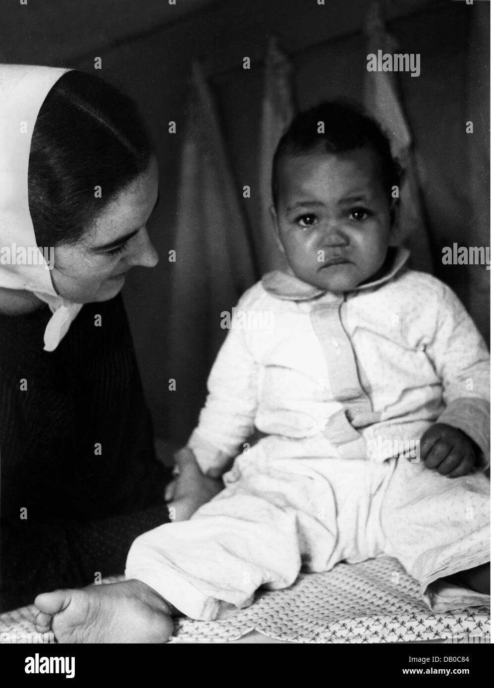 Période d'après-guerre, gens, Allemagne, enfants de guerre, bébé dans un foyer pour enfants, début des années 1950, droits additionnels-Clearences-non disponible Banque D'Images
