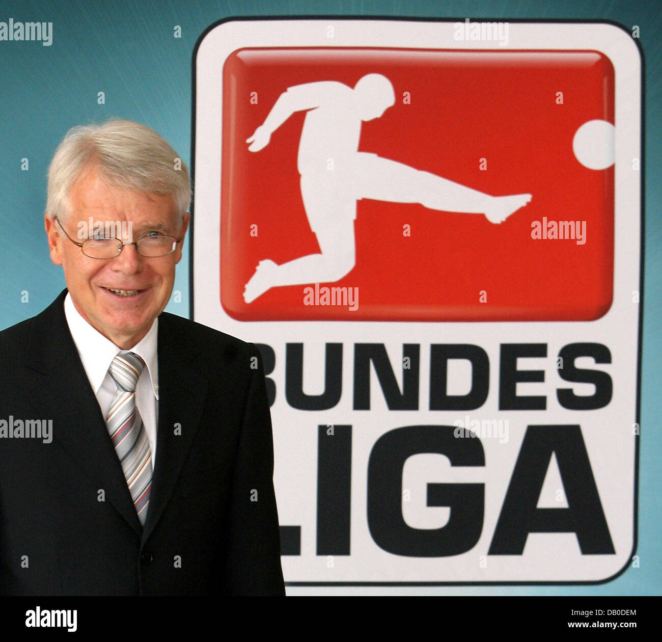 Le nouveau président de la Ligue allemande de football (DFL) Reinhard Rauball pose devant le LDF logo en assemblée générale de la ligue à Berlin, Allemagne, 07 août 2007. Rauball a été élu par les 36 clubs de football professionnel allemand, associés dans le LDF. Photo : Tim Brakemeier Banque D'Images