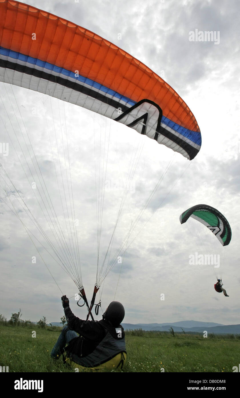 Deux parapentistes terres sur une prairie près de Stapelburg, Allemagne, 05 août 2007. Un parapente peut atteindre des vitesses de 22 à 55 kilomètres par heure et voler plus de 100 kilomètres. Photo : Ulrich Perrey Banque D'Images