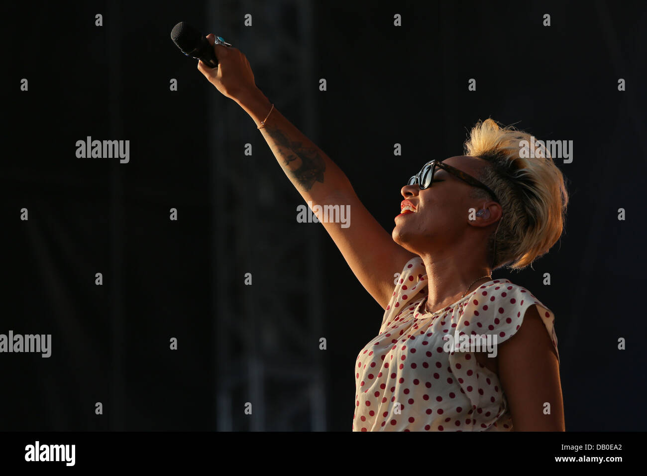 Emile Sande effectue le jour 2 de l'application Yahoo ! Festival 2013 sans fil au Queen Elizabeth Olympic Park le 13 juillet 2013 Banque D'Images