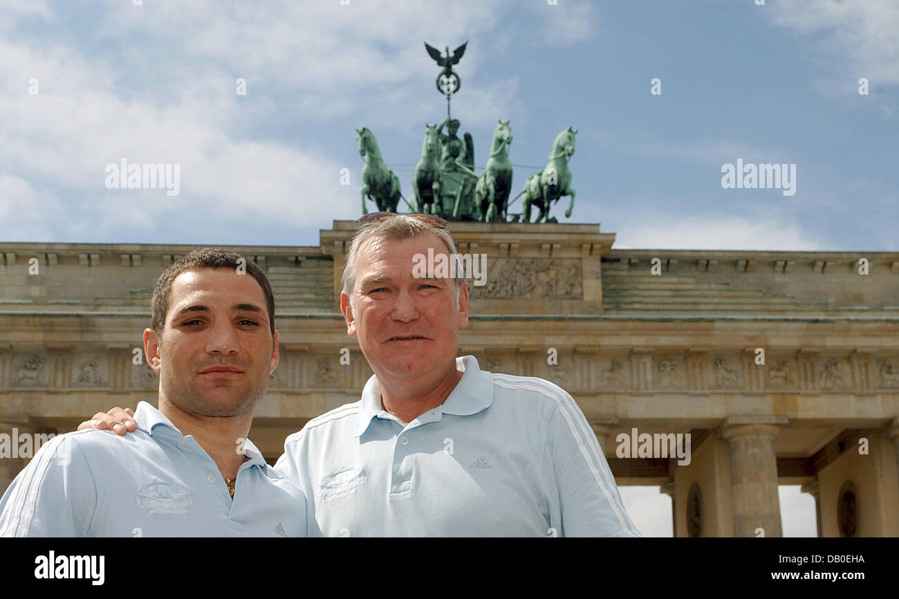 Boxeur arménien Khoren Gevor (L) et son entraîneur Fritz Sdunek posent devant 'Porte de Brandebourg' à Berlin, Allemagne, 15 août 2007. Gevor Abraham défis actuels, Fédération Internationale de Boxe (IBF) champion de la division des poids moyens, le samedi, 18 août à salle omnisports Max-Schmeling-Halle à Berlin. Photo : Klaus-Dietmar Gabbert Banque D'Images