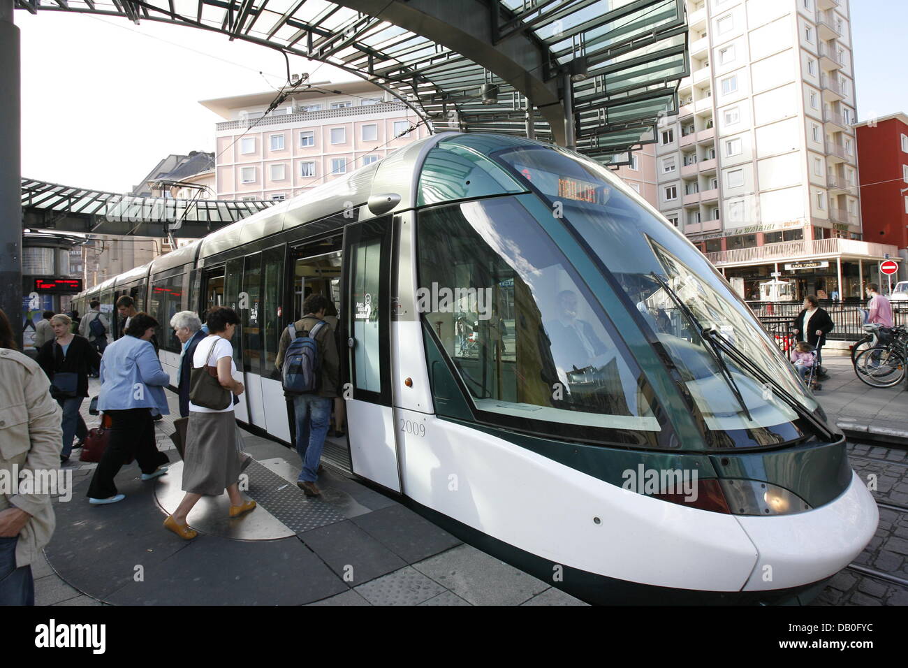 Un tramway s'arrête à 'Platz des Eisernen Mannes' à Strasbourg, France, 23 août 2007. Le réseau de tramway Strasbourg sera étendu à d'alltogether 53,7km d'ici 2008. Le samedi 25 août 2007 13,5 kilomètres reliant le nouveau tram centre ville avec les quartiers socialement défavorisés et Neudorf Neuhof seront inaugurés. Photo : Rolf Haid Banque D'Images