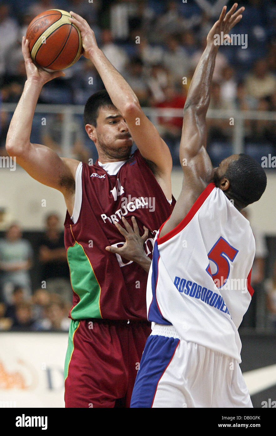 (Dossier) - portugais Miguel Miranda (L) et Fédération de J. R. Holden illustré en action lors de la Supercoupe de Russie de basket-ball match contre le Portugal à l'Arena de Jako Bamberg, Allemagne, 24 août 2007. Photo : Daniel Karmann Banque D'Images