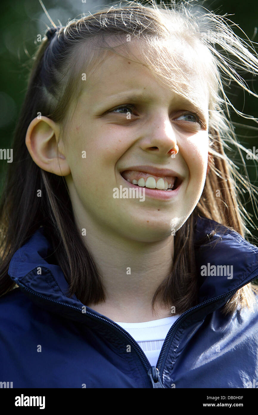 Dix ans Chloe Hegland, détenteur du record du monde de vitesse, de jonglage football sourit à Hambourg, Allemagne, 28 août 2007. Elle atteint 155 contacts en 30 secondes, 311 en une minute et 40 000 en quatre heures. Sa performance a été d'une valeur d'une entrée dans le Livre Guinness des Records 2008, à paraître le 1er septembre 2007. Photo : Bodo Marks Banque D'Images