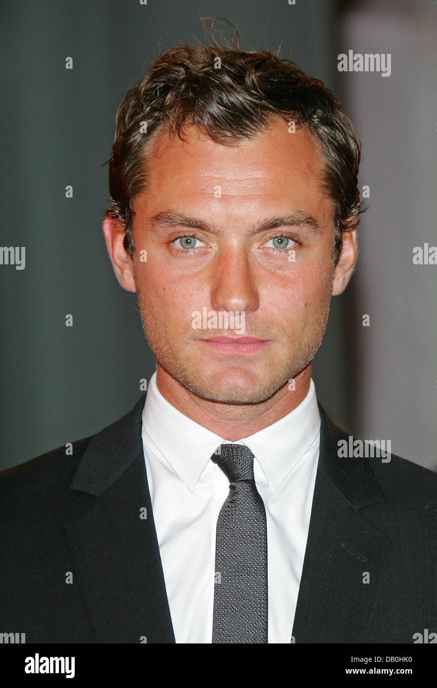l-acteur-britannique-jude-law-arrive-pour-la-premi-re-de-son-film