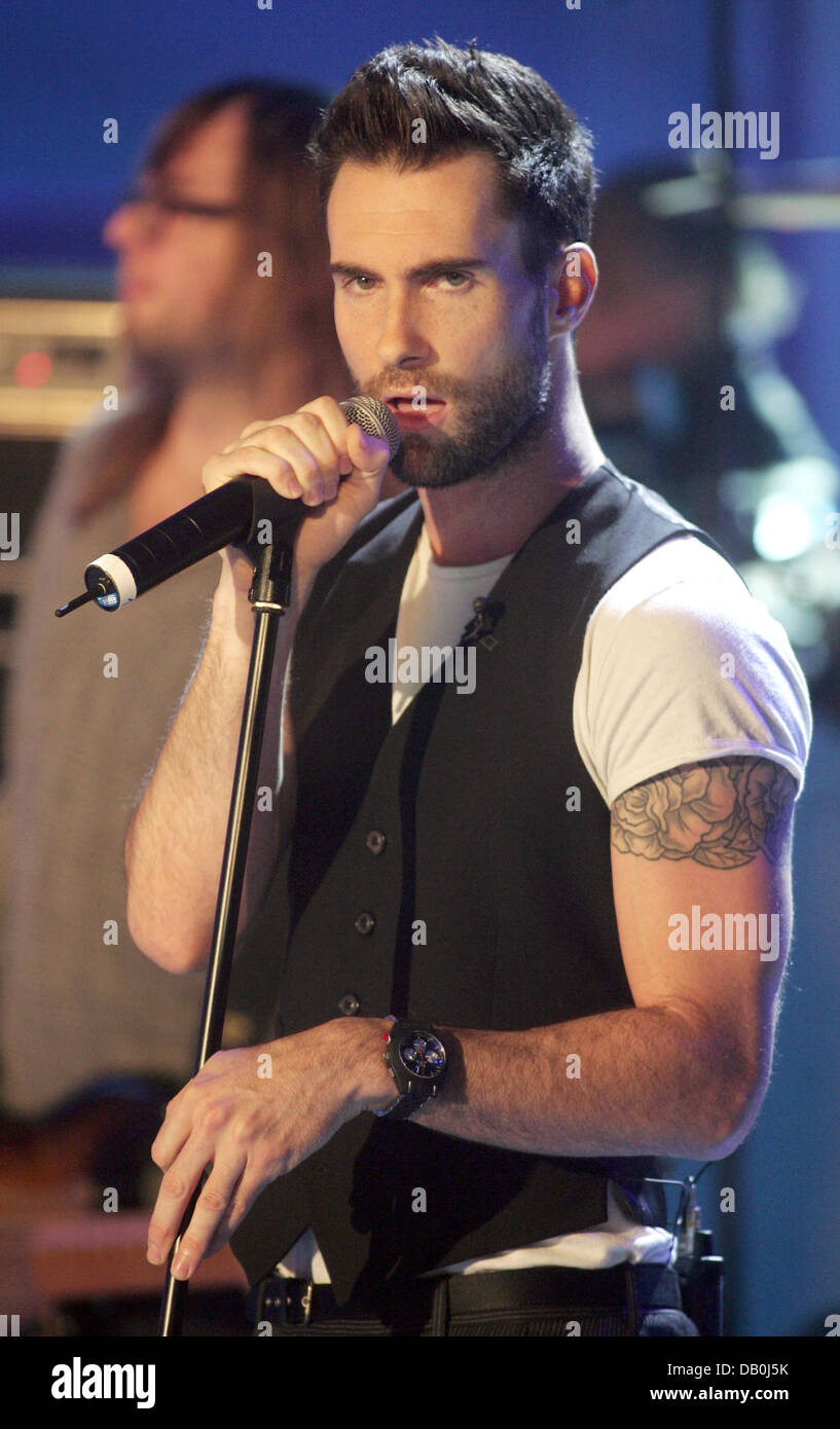 Adam Levine et son groupe Maroon 5 effectuer à la German TV show 'record  Guiness' à Cologne, Allemagne, 01 septembre 2007. Les personnes qui  demandent un record du monde pour essayer de