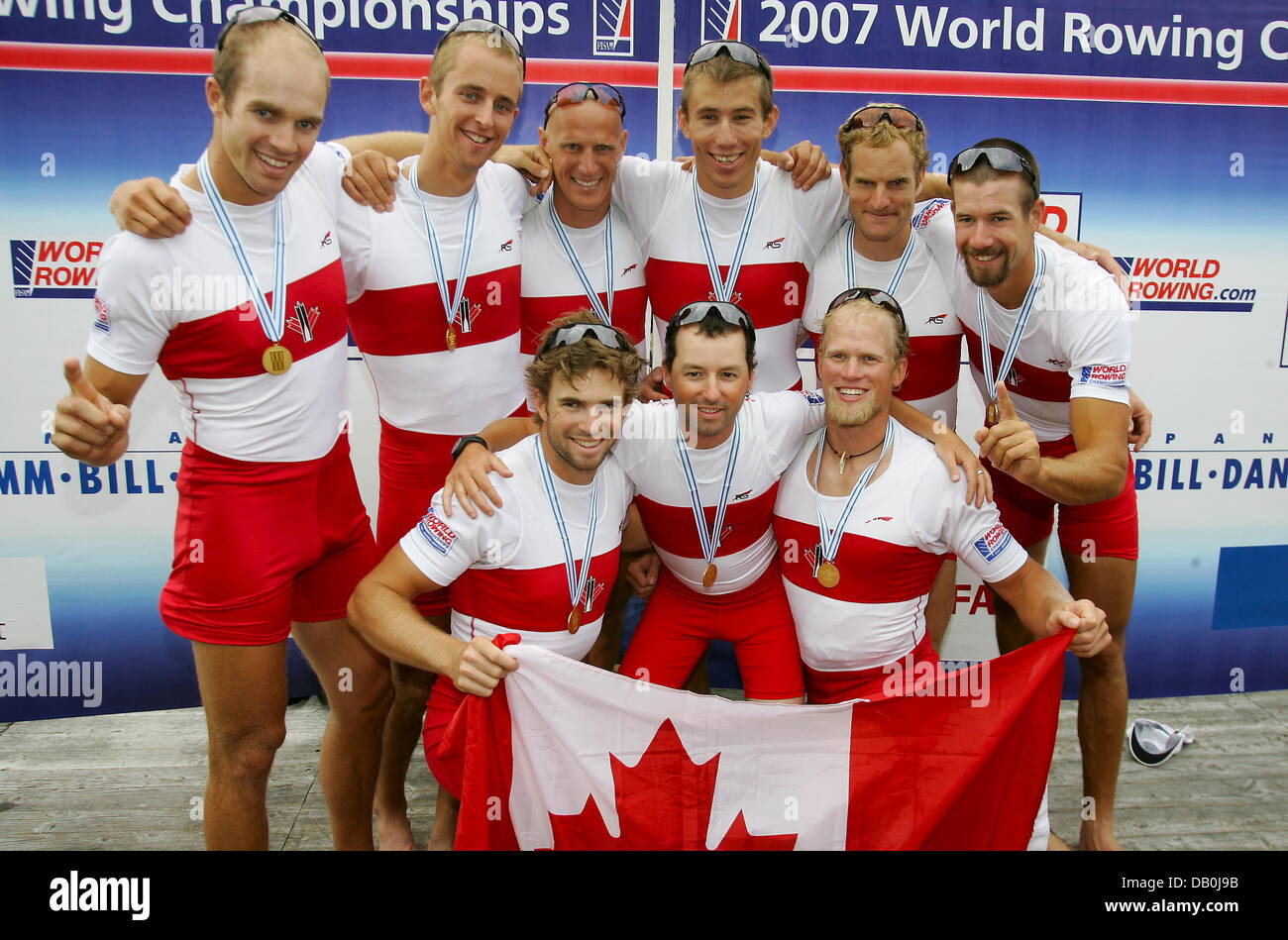 Canada Huit avec barreur Brian Price, Kyle Hamilton, Adam Kreek, Dominic Seiterle, Malcolm Howard, Jake Wetzel, James Byrnes, Ben Rutledge et Kevin Light posent avec leurs médailles d'or aux Championnats du Monde 2007 près de Munich, Allemagne, 02 septembre 2007. Photo : Matthias Schrader Banque D'Images