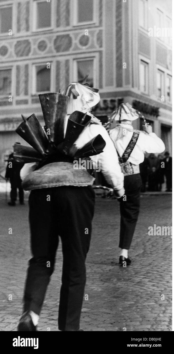 Festivités, carnaval à Partenkirchen, hommes avec des cloches sur le dos sur Fat jeudi, Garmisch - Partenkirchen, 1975, droits additionnels-Clearences-non disponible Banque D'Images