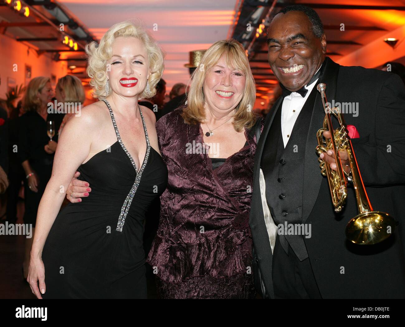 (L-R) Susan Griffiths que Marilyn Monroe, la première épouse de John Lennon, Cynthia Lennon, et M.L. La Jordanie que Louis Armstrong poser pendant l'anniversaire montre sur 10 ans de 'Stars' en concert à l'hôtel Estrel à Berlin, Allemagne, 03 septembre 2007. Le gala célébré environ 4 550 spectacles de et apprécié par un public de plus de 3,2 millions de dollars, ayant guested également dans l'Organisation des S Banque D'Images