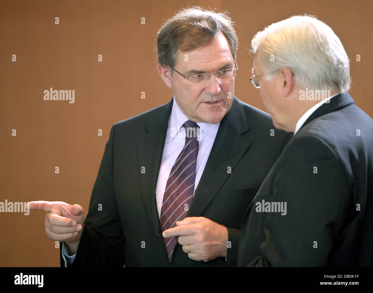 Le ministre fédéral de la Défense, Franz Josef Jung (L), et le ministre fédéral des affaires étrangères, Frank-Walter Steinmeier, parler avant la réunion du cabinet à Berlin, Allemagne, 05 septembre 2007. L'évolution récente et le gouvernement de l'Afghanistan du concept font partie de l'ordre du jour. Photo : Grimm par les pairs Banque D'Images