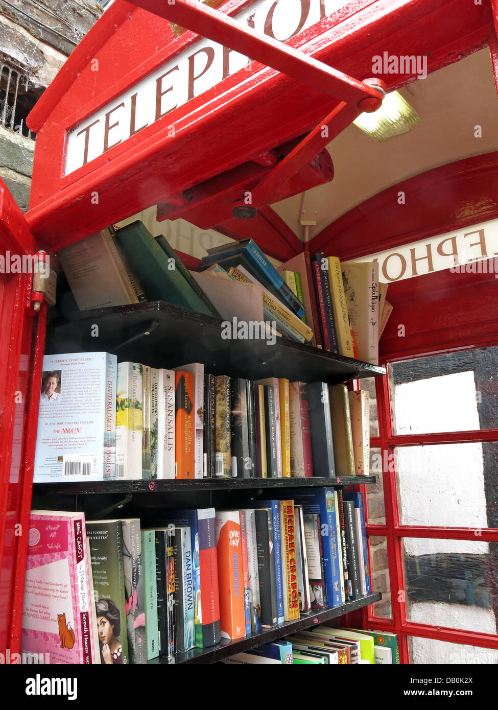 L'intérieur d'un vieux téléphone britannique rouge fort transformé en un village britannique bibliothèque excentrique Banque D'Images