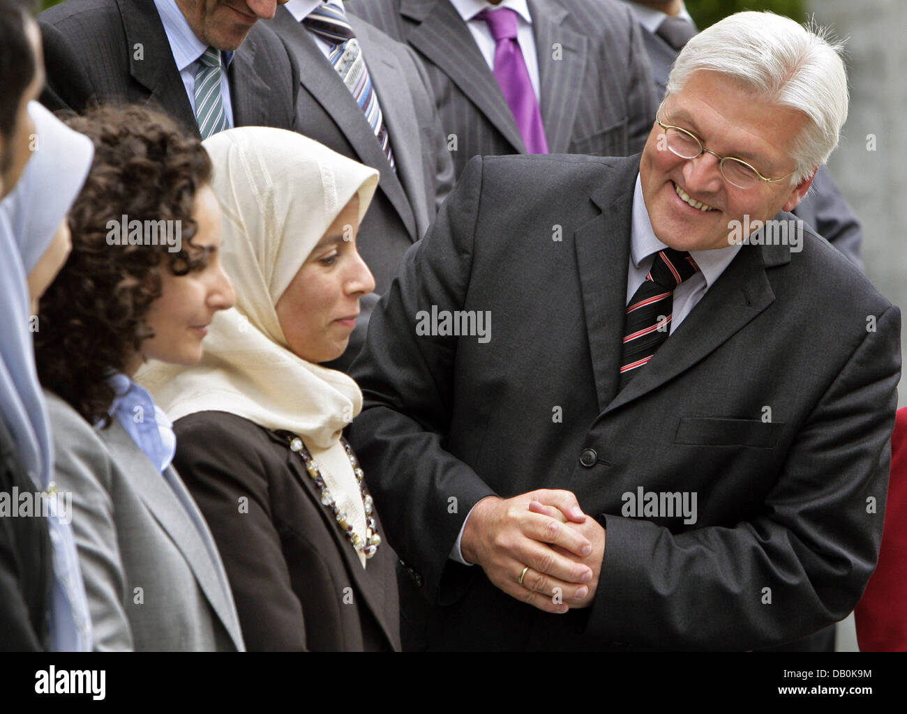 Le ministre allemand des affaires étrangères, Frank-Walter Steinmeier (R) des entretiens avec de jeunes diplomates de l'avant d'une photo de groupe à Berlin, 6 septembre 2007. Les jeunes politiciens des pays islamiques sont à Berlin pour un séminaire sur la diplomatie. Photo : Grimm par les pairs Banque D'Images