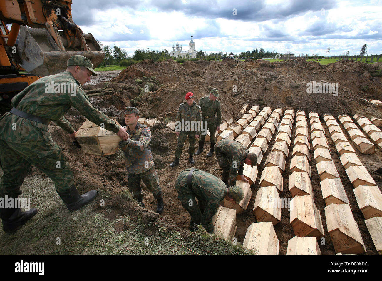 Des soldats allemands et russes enterrer les restes de soldats de la Wehrmacht au cimetière des soldats allemands en Sologubovka près de Saint-Pétersbourg, Russie, 06 septembre 2007. À la suite d'une initiative de la Commission des sépultures de guerre allemand et russe, les soldats allemands ont collaboré pour la première fois sur la SECONDE GUERRE MONDIALE war graves en Russie. Treize allemand et 14 soldats russes ont été impliqués dans l'action. Pho Banque D'Images