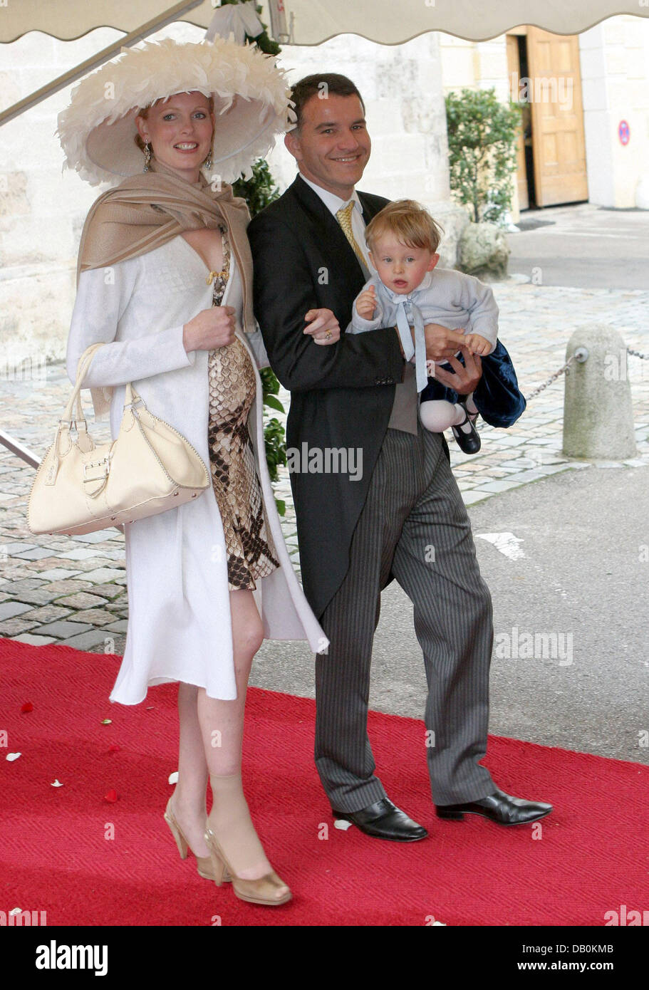 La mariée est enceinte, soeur de la princesse Elizabeth Bayern, son mari Daniel Terberger et leur fils Max arrivent à l'église mariage de Son Altesse Royale la duchesse Maria Anna en Bavière et Klaus Runow Tagernsee dans près de Munich, Allemagne, 08 septembre 2007. Le couple s'était rencontré lors d'un dîner à Londres en 2003. Photo : Albert Nieboer (ATTENION : Pays-Bas OUT) Banque D'Images