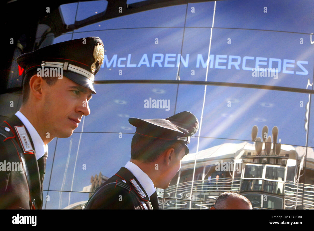 Policiers italiens marcher dans le paddock en face de la McLaren Mercedes Camping au cours de l'italien la Formule Un Grand Prix sur le circuit de Monza, le 09 septembre 2007. Photo : JENS BUETTNER Banque D'Images