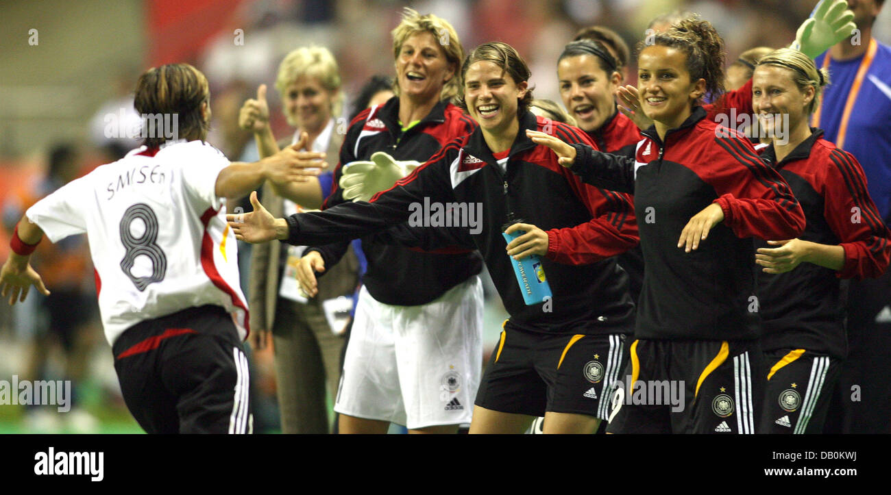 L'Allemagne Sandra Smisek (L) célèbre son but sur la ligne de touche pendant le match d'ouverture de la Coupe du Monde féminine de la FIFA en Chine, Shanghai, Chine, le 10 septembre 2007. Le match de champion en Allemagne vs Argentine ouvre la Coupe du Monde féminine de la FIFA 2007 en Chine qui aura lieu du 10 au 30 septembre. L'Allemagne a battu l'Argentine 11-0. Photo : Carmen Jaspersen Banque D'Images