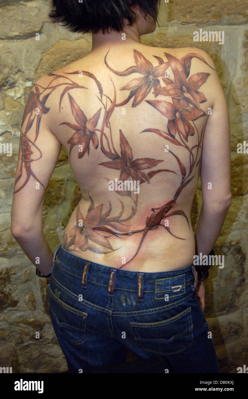 Un client de tattoo studio Art 'Corpus' s'est lys tattoed à Paris, France, 11 juillet 2007. Photo : Wolf von Dewitz Banque D'Images