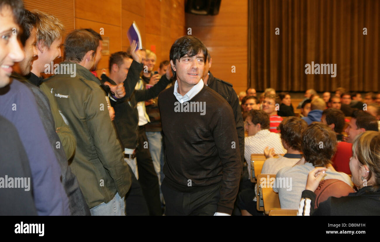 L'entraîneur-chef de l'équipe nationale de football de l'Allemagne, Joachim Loew, arrive à une conférence de presse à la salle de cours du porthochschule « Koeln' ('Université de Sports'), Cologne, Allemagne, 11 septembre 2007. De nombreux étudiants ont suivi la conférence de presse tenue par l'association de soccer de l'allemand (DFB). L'équipe allemande se prépare pour son match amical contre la Roumanie à Cologne le mercredi 1 Banque D'Images