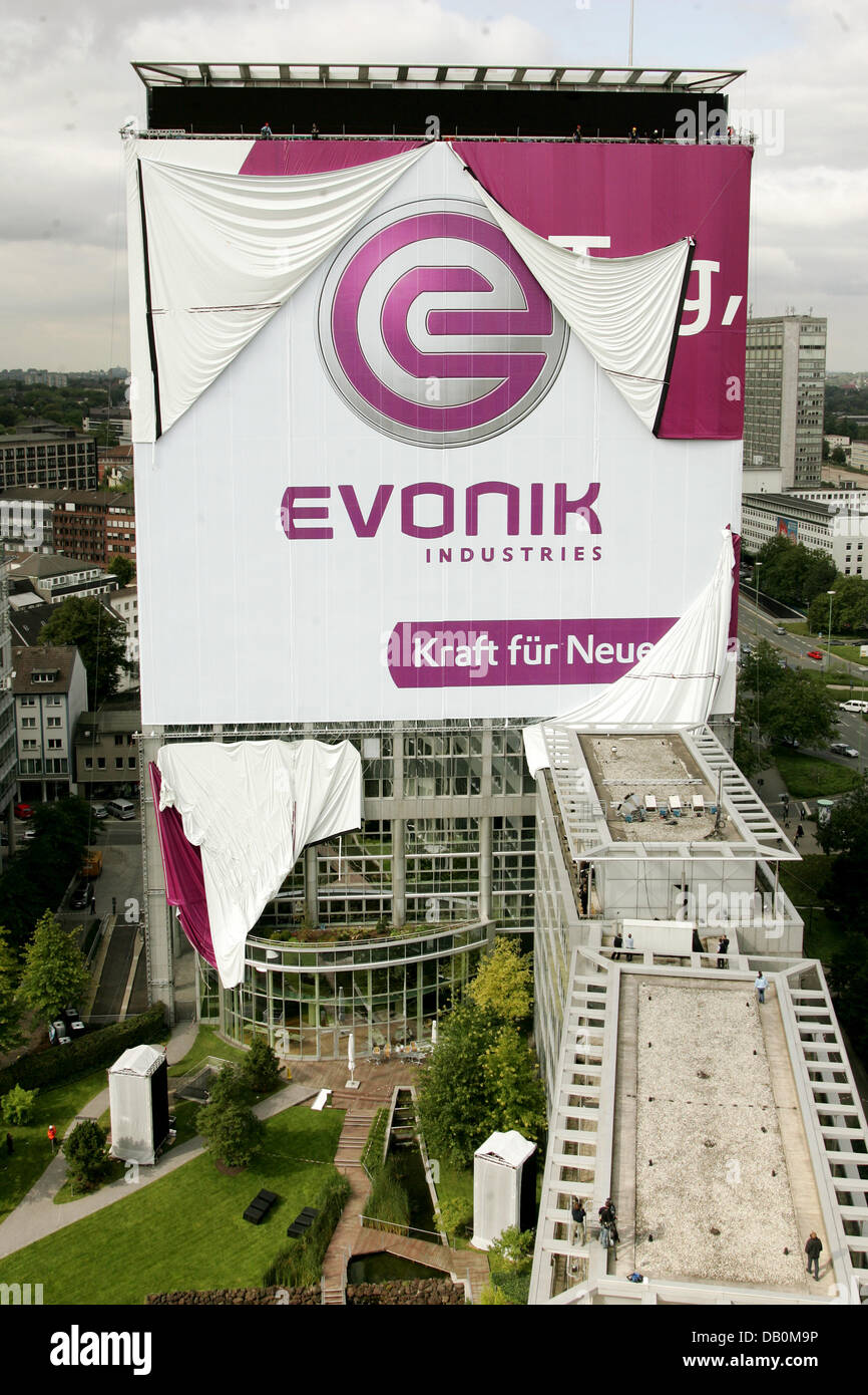 La photo montre l'inauguration du nouveau nom 'Evonik' sur un bâtiment de l'ancien groupe RAG à Essen, Allemagne, 12 septembre 2007. Comme l'entreprise a communiqué le 12 septembre 2007 les noms des filiales du groupe Degussa, Steag und RAG Immobilien plus valable à Evonik va regrouper les unités d'affaires de la chimie, de l'énergie et l'immobilier. Dans l'avenir la direction générale des mines de charbon sera RAG Banque D'Images