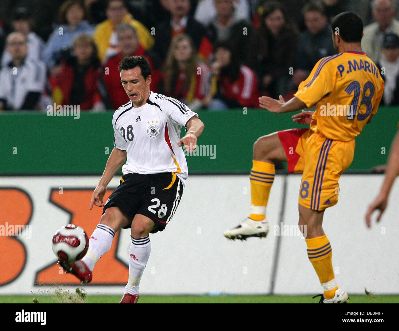 L'Allemagne Piotr Trochowski (L) convoite la la balle avec la Roumanie Petre marin au cours de l'international cap Allemagne contre Roumanie au stade RheinEnergie à Cologne, Allemagne, 12 septembre 2007. Photo : Achim Scheidemann Banque D'Images