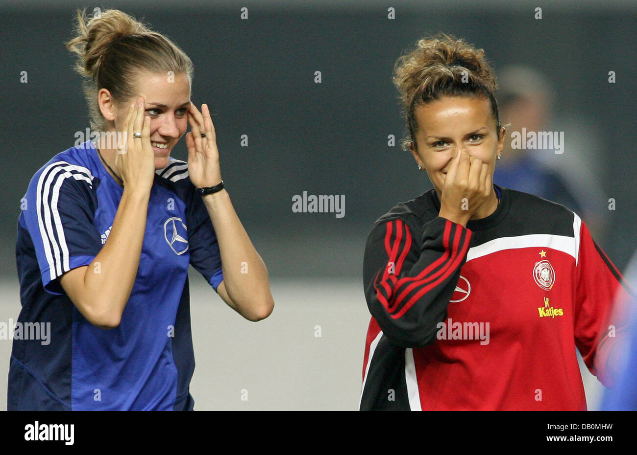 Les joueurs de l'équipe féminine de soccer, Fatmire Bajramaj (R) et Simone rire pendant une séance d'essai à Pudong-Yuanshen-Sportcenter à Shanghai, Chine, 13 septembre 2007. Photo : Carmen Jaspersen Banque D'Images