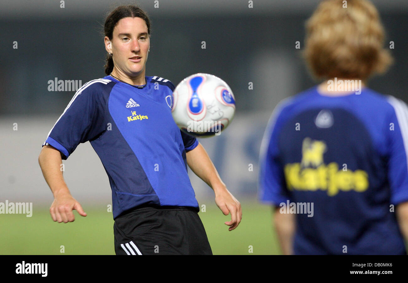 Les joueurs de l'équipe féminine de soccer, Birgit Prinz (L) et Melanie Behringer croiser la balle au cours d'une session pratique à Pudong-Yuanshen-Sportcenter à Shanghai, Chine, 13 septembre 2007. Photo : Carmen Jaspersen Banque D'Images