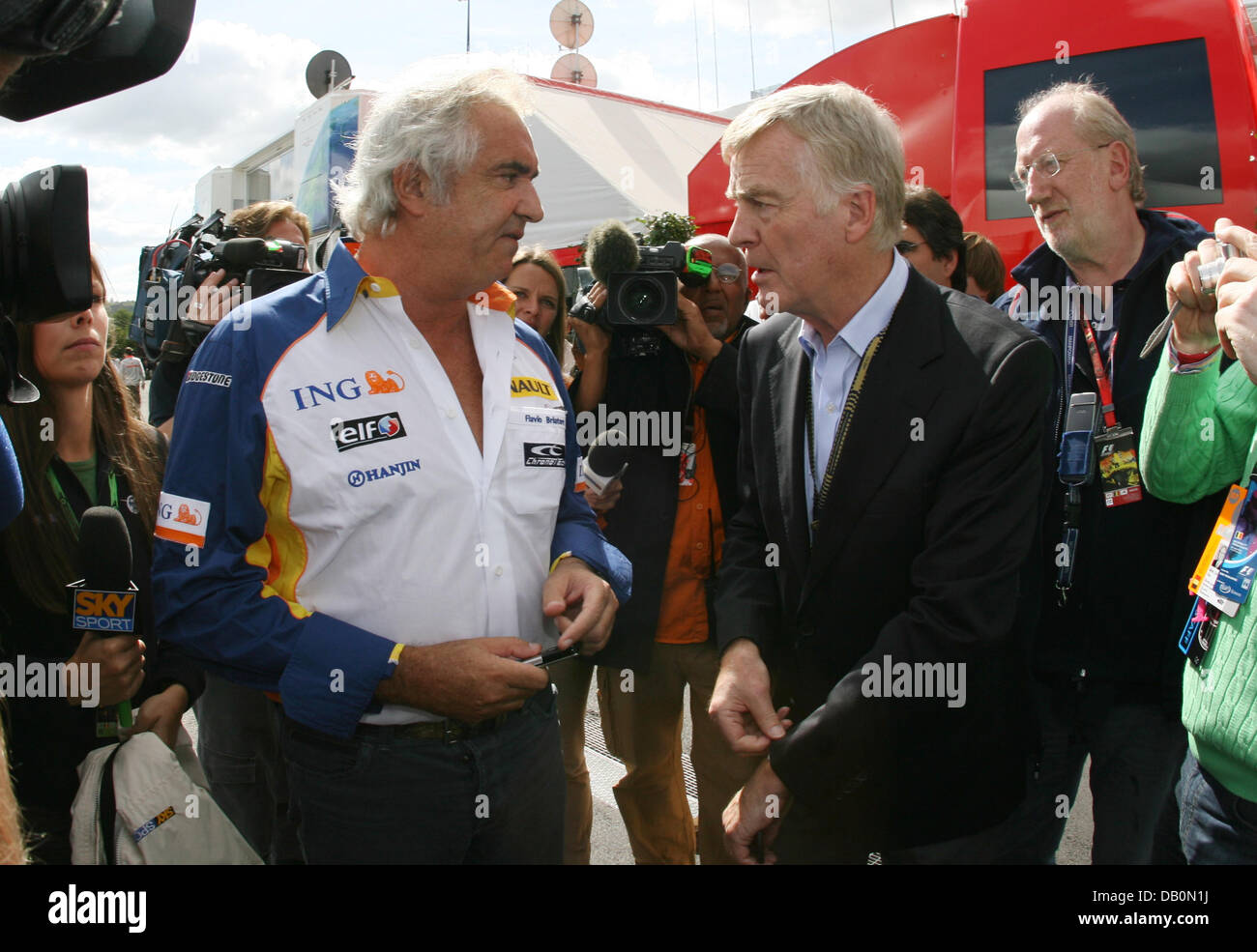 Max Mosley (R), président de la FIA, et l'italien Flavio Briatore Renault de parler au cours de la troisième session d'essais à la course en circuit de Spa-Francorchamps, Belgique, le 15 septembre 2007. 2007 Le Grand Prix de Belgique de Formule 1 aura lieu le 16 septembre 2007. Photo : ROLAND WEIHRAUCH Banque D'Images