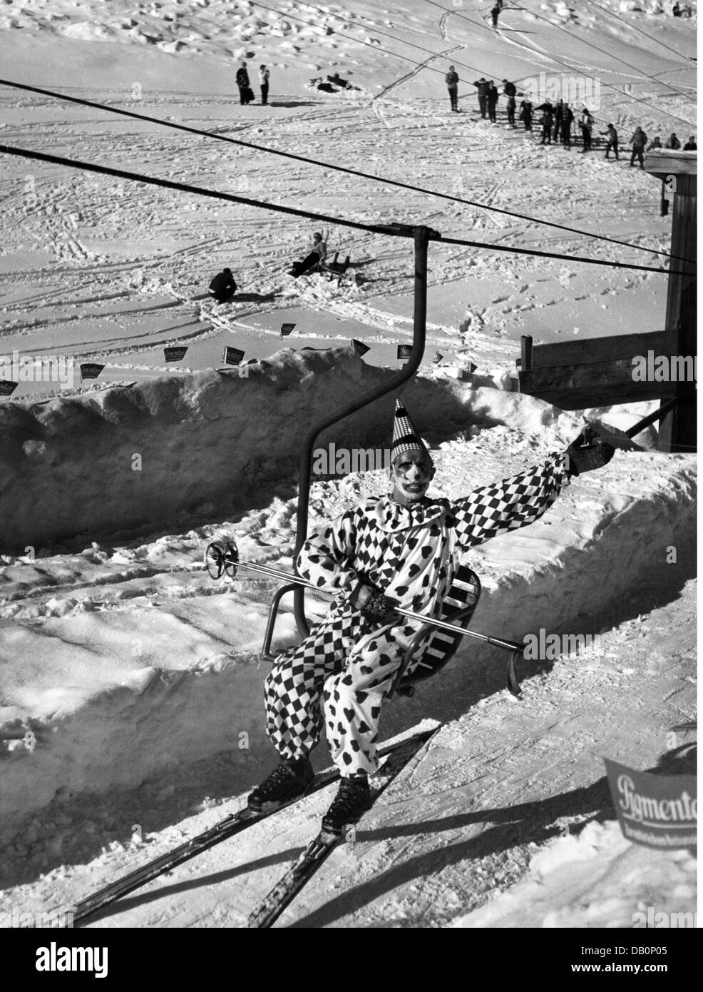 Festivités, carnaval, carnaval sur skis, ski costumé assis sur le télésiège, Firstamm, Schliersee, 1957, droits supplémentaires-Clearences-non disponible Banque D'Images