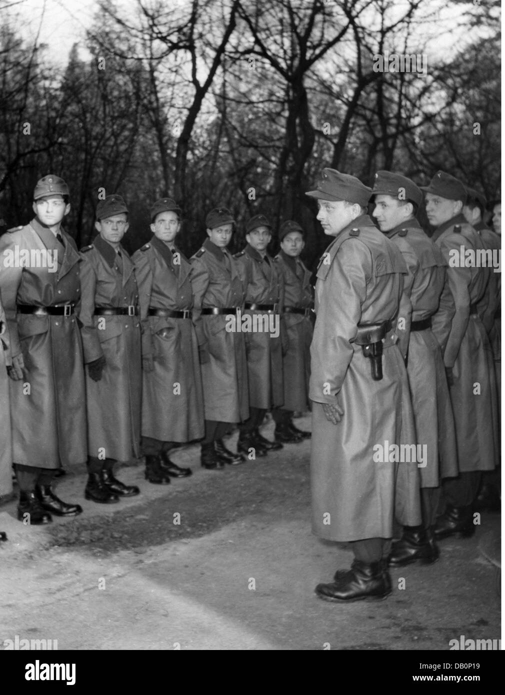 Police, Allemagne, Garde-frontière fédérale, policiers alignés, début 1956, droits supplémentaires-Clearences-non disponible Banque D'Images