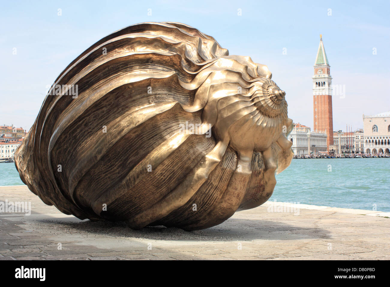 Exposition d'art, La Biennale di Venezia 2013 - spirale de la Galaxie, un coquillage en bronze d'art de l'artiste britannique Marc Quinn Banque D'Images