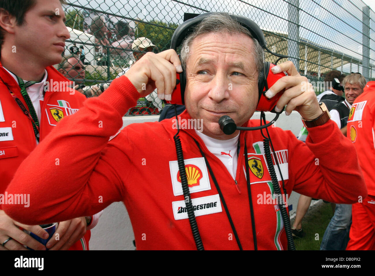 Le Français Jean Todt, Directeur général de la Scuderia Ferrari, gestes avant le début du Grand Prix de Belgique à la piste de course à Spa-Francorchamps, Belgique, 16 septembre 2007. Photo : JENS BUETTNER Banque D'Images