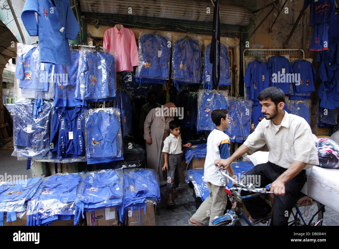 Un magasin vend de l'uniforme bleu à Alep, Syrie, 30 août 2007. Photo : Rainer Jensen Banque D'Images