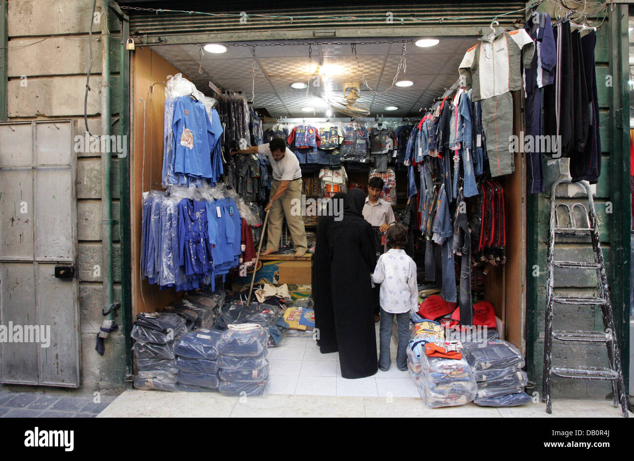 Un magasin vend de l'uniforme bleu et les vêtements pour enfants à Alep, Syrie, 30 août 2007. Photo : Rainer Jensen Banque D'Images