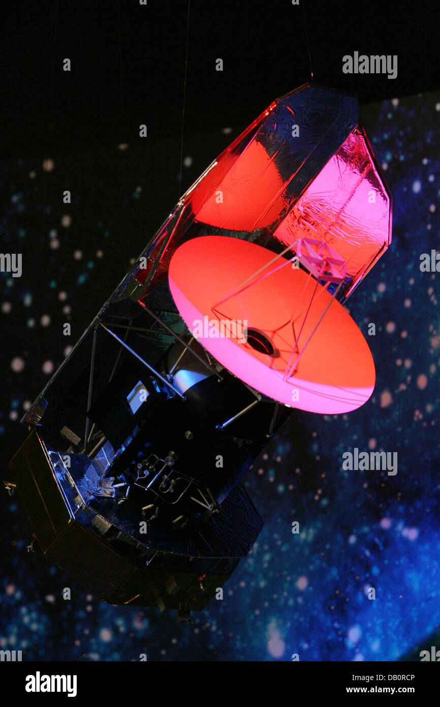 Le modèle de le télescope spatial Herschel est présenté à la société aéronautique EADS Astrium à Friedrichshafen, Allemagne, 19 septembre 2007. Dix mois avant le lancement d'une fusée Ariane-5, l'élément central du télescope est terminée. Il est censé fournir des informations sur l'apparition des étoiles et galaxies. Le plus grand télescope de ce type est le nom d'astro Banque D'Images